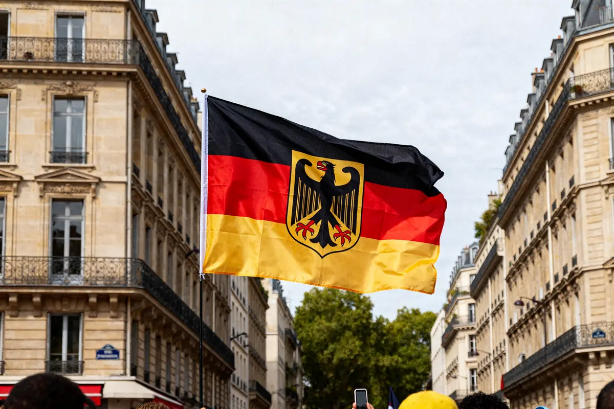 Drapeau allemand avec aigle noir, symbole allemand, flottant entre bâtiments historiques parisiens