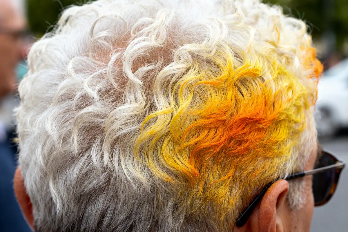 Effet de la Bétadine sur les cheveux blancs : Risques et solutions