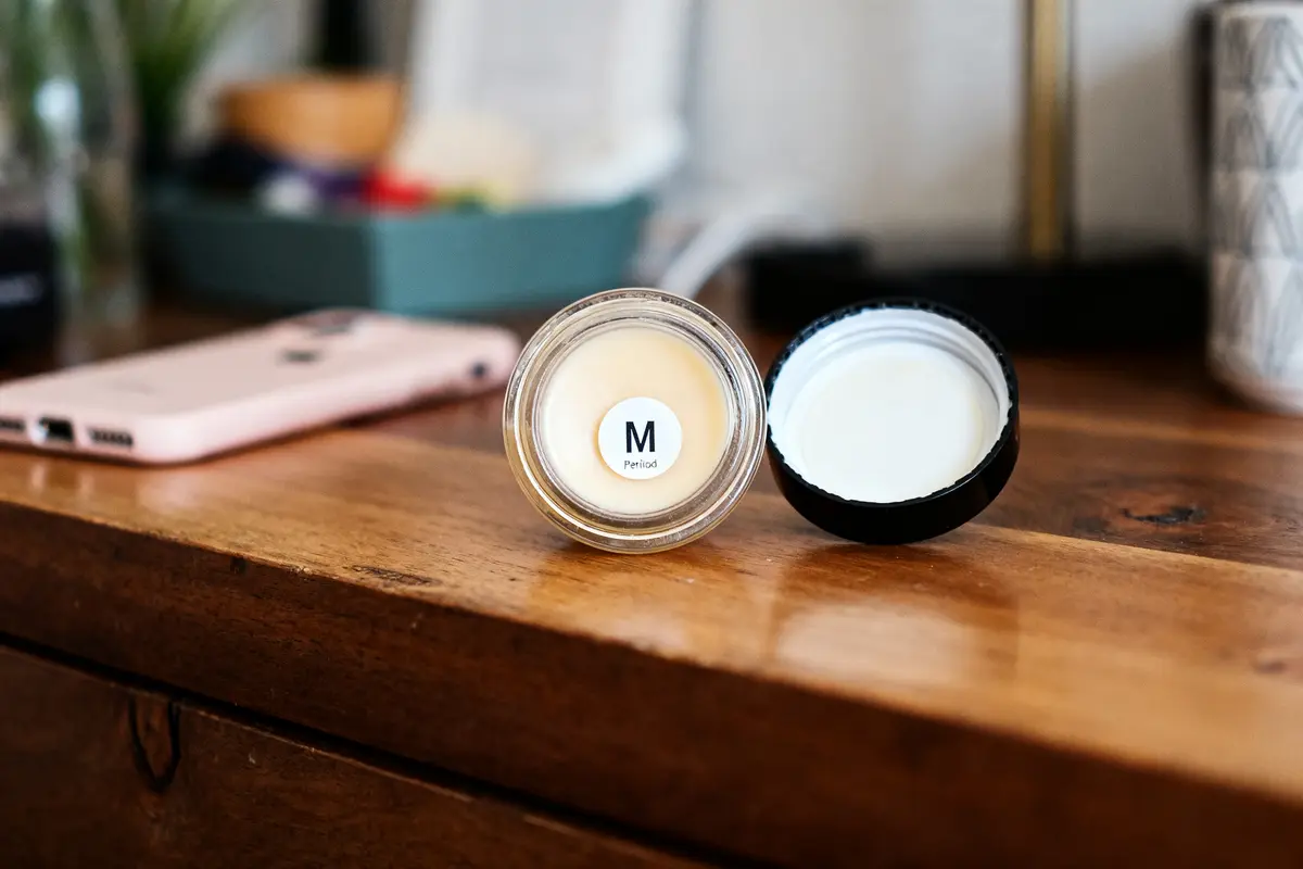 Pot de crème ouvert sur une table avec indication period after opening de 12 mois