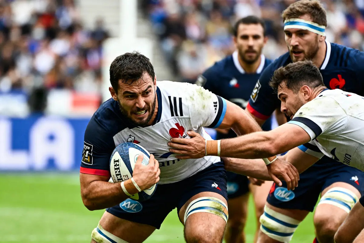 Joueurs de rugby en action intense illustrant quel est le sport le plus physique